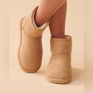 𝐥𝐚 𝐕𝐢𝐞 𝐞𝐧 𝐑𝐨𝐬𝐞 | (🅼) Faux Suede Bootie Slippers - Sesame